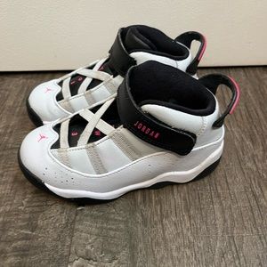 Jordan’s toddler size 9, good condition. Black white and pink.